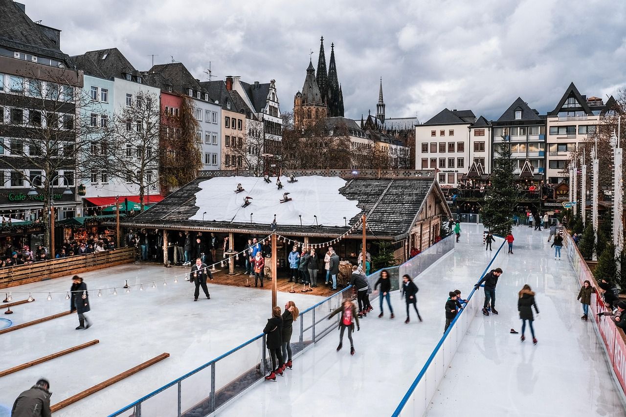 entdecken sie unseren festlichen weihnachtsmarkt mit traditionellem handwerk, köstlichen leckereien und festlicher stimmung für die ganze familie.