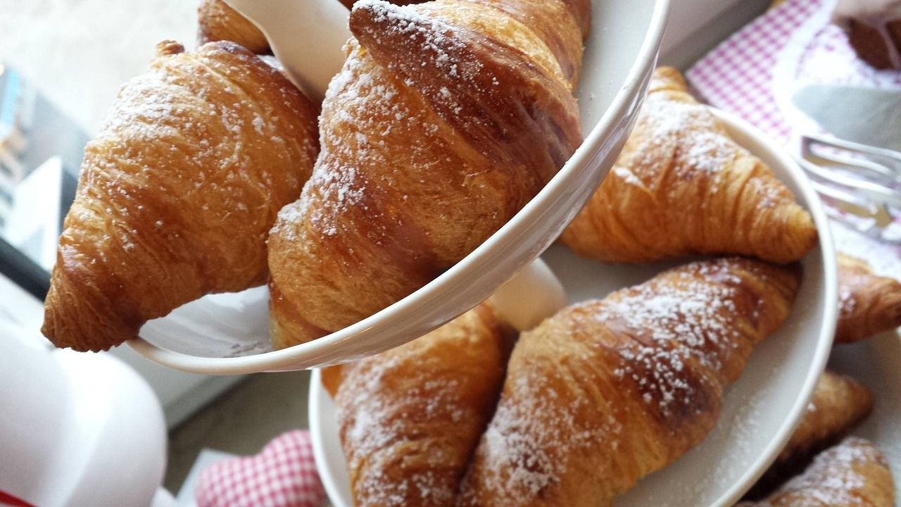 genießen sie ein traditionelles dänisches frühstück mit frischen brötchen, herzhaftem aufschnitt und köstlichen belägen – ein perfekter start in den tag!