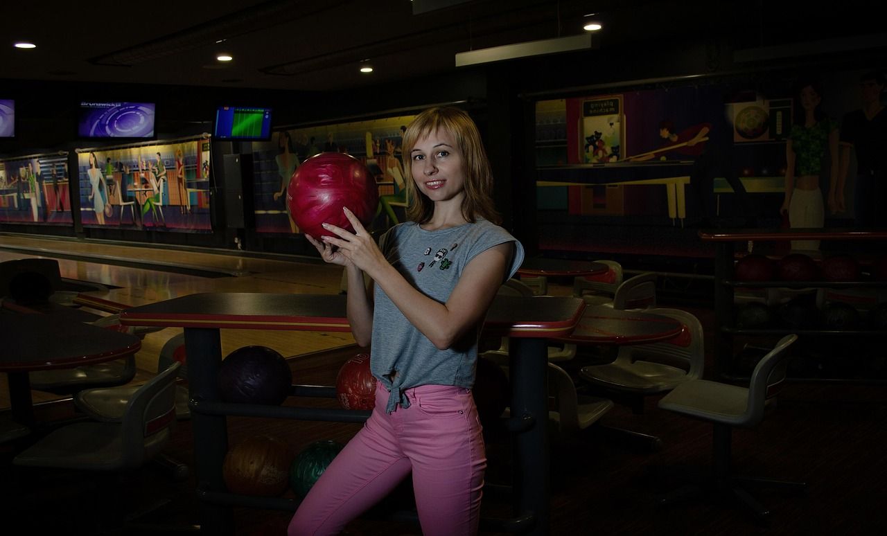entdecken sie die aufregende welt des bowlings! egal ob anfänger oder profi – erleben sie spaß, action und spannende wettkämpfe in einer modernen bowlinghalle. perfekt für freunde, familie oder firmenevents.
