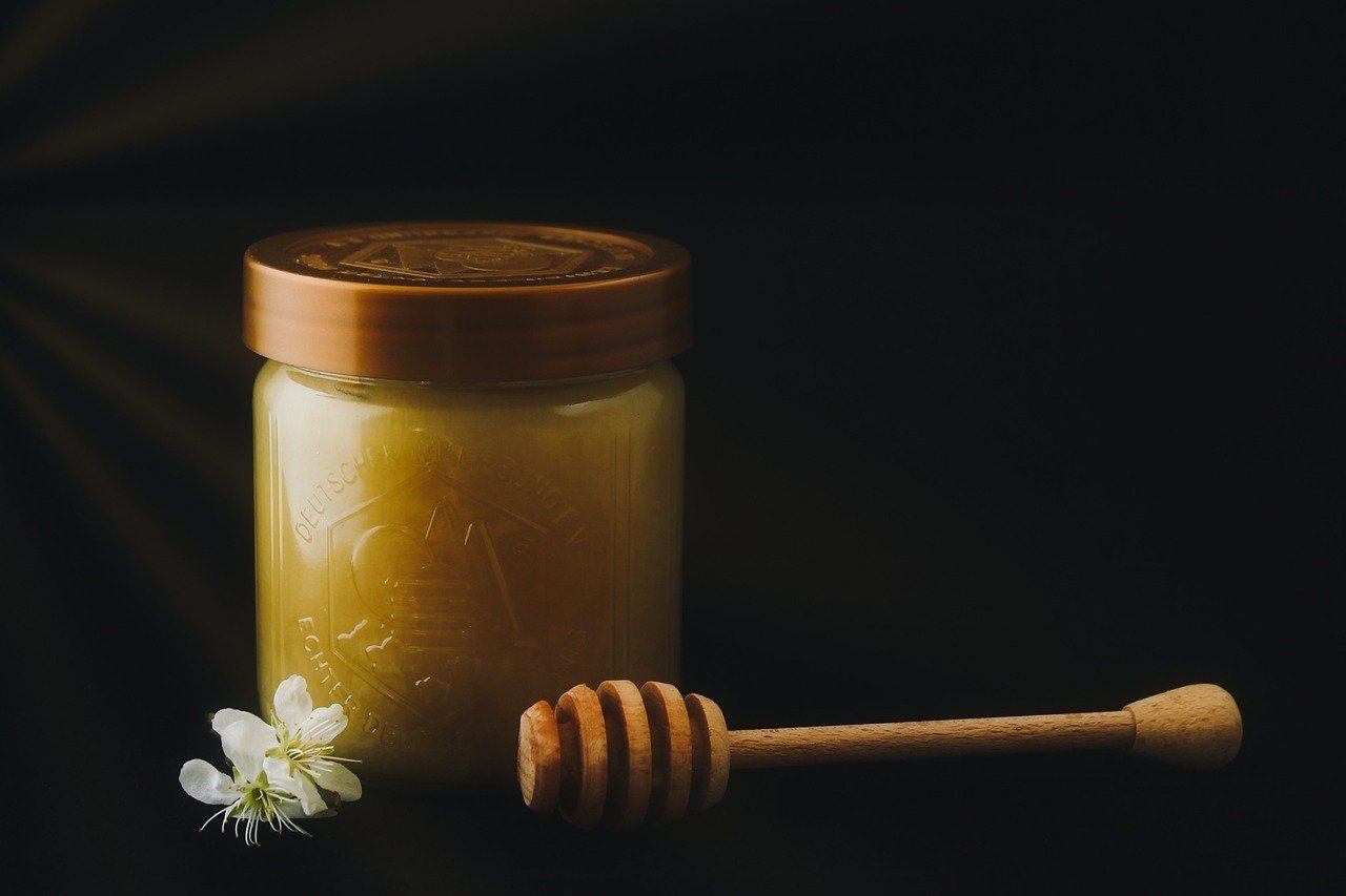 entdecken sie die süße welt des honigs! von seinen gesundheitlichen vorteilen bis zu den verschiedenen sorten - erfahren sie, warum honig ein unverzichtbares naturprodukt ist.