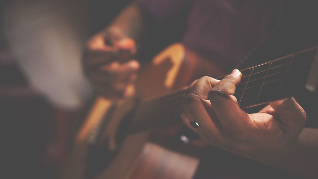entdecken sie eine vielfältige auswahl an musikinstrumenten für anfänger und profis. von klassischen klavieren bis zu modernen e-gitarren – finden sie das perfekte instrument für ihre musikalische reise.