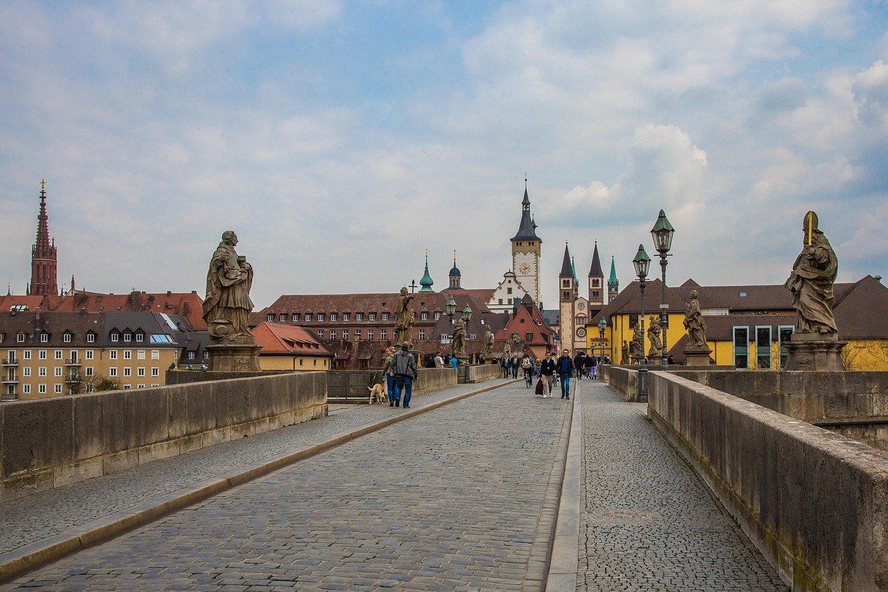 entdecken sie die faszinierende region franken in deutschland, bekannt für ihre malerischen städte, hervorragenden weine und reiche geschichte. lassen sie sich von der bayerischen kultur und den atemberaubenden landschaften verzaubern.