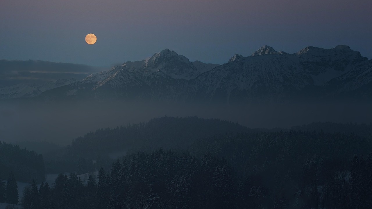 entdecken sie die faszinierende welt des mondes – unser natürlicher begleiter im nachthimmel, symbol für träume, romantik und wissenschaft.