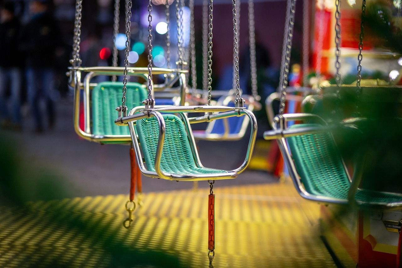 entdecken sie den festlichen weihnachtsmarkt mit traditionellen ständen, köstlichen leckereien und festlicher atmosphäre für die ganze familie.