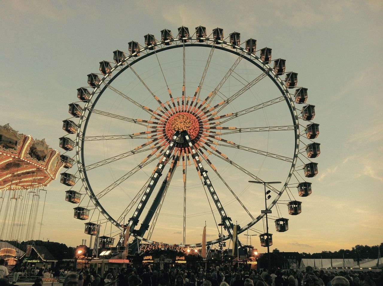 erleben sie das berühmte oktoberfest – das größte volksfest der welt in münchen! entdecken sie bayerische traditionen, leckere spezialitäten, fröhliche musik und festliche stimmung für die ganze familie.