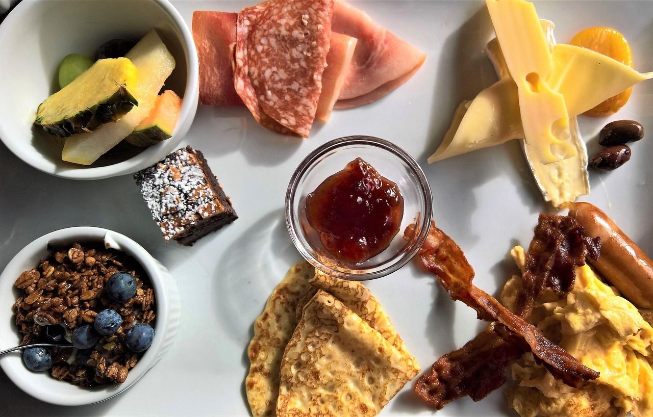 entdecken sie das traditionelle dänische frühstück mit frischen backwaren, herzhaften aufschnitten und aromatischem kaffee – ein perfekter start in den tag.