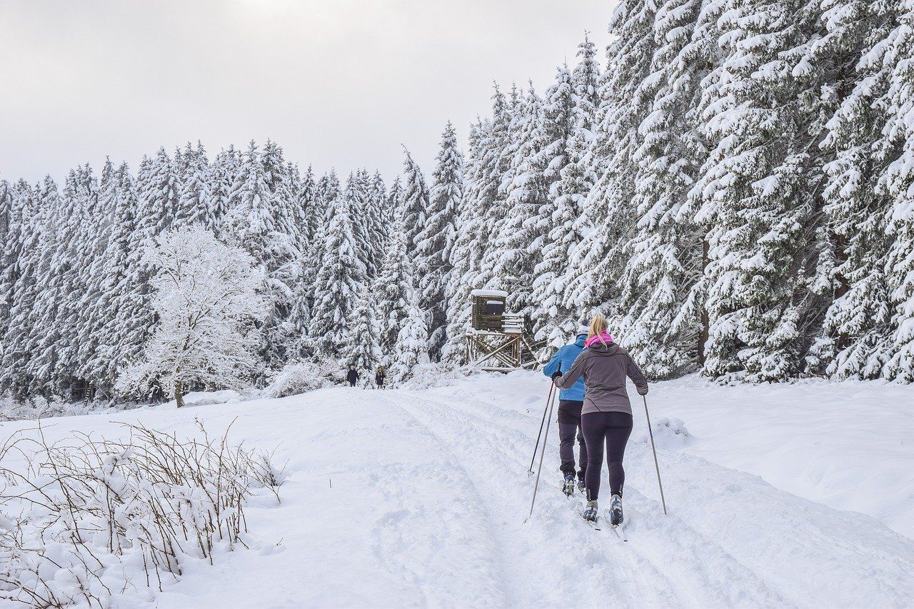 entdecken sie den perfekten skihelm für ultimativen schutz und komfort auf der piste. unsere auswahl bietet moderne designs, höchste sicherheitsstandards und innovative technologien, um ihr fahrerlebnis zu verbessern. ski sicher und stilvoll!