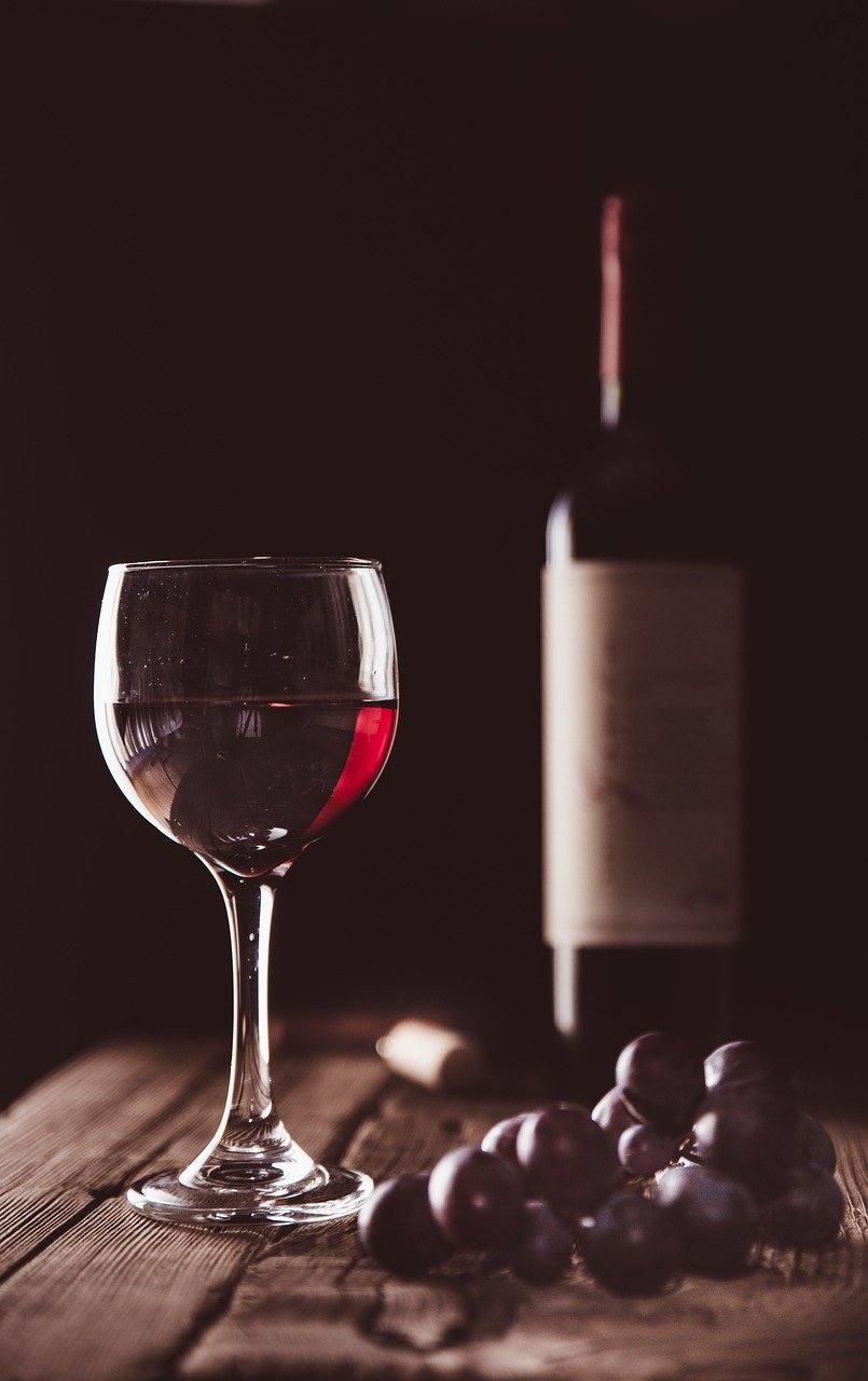 entdecken sie die kunst der perfekten weinbegleitung. erfahren sie, welche weine am besten zu verschiedenen gerichten passen und verleihen sie ihren mahlzeiten mit unseren tipps für wein- und speisenkombinationen das gewisse etwas.