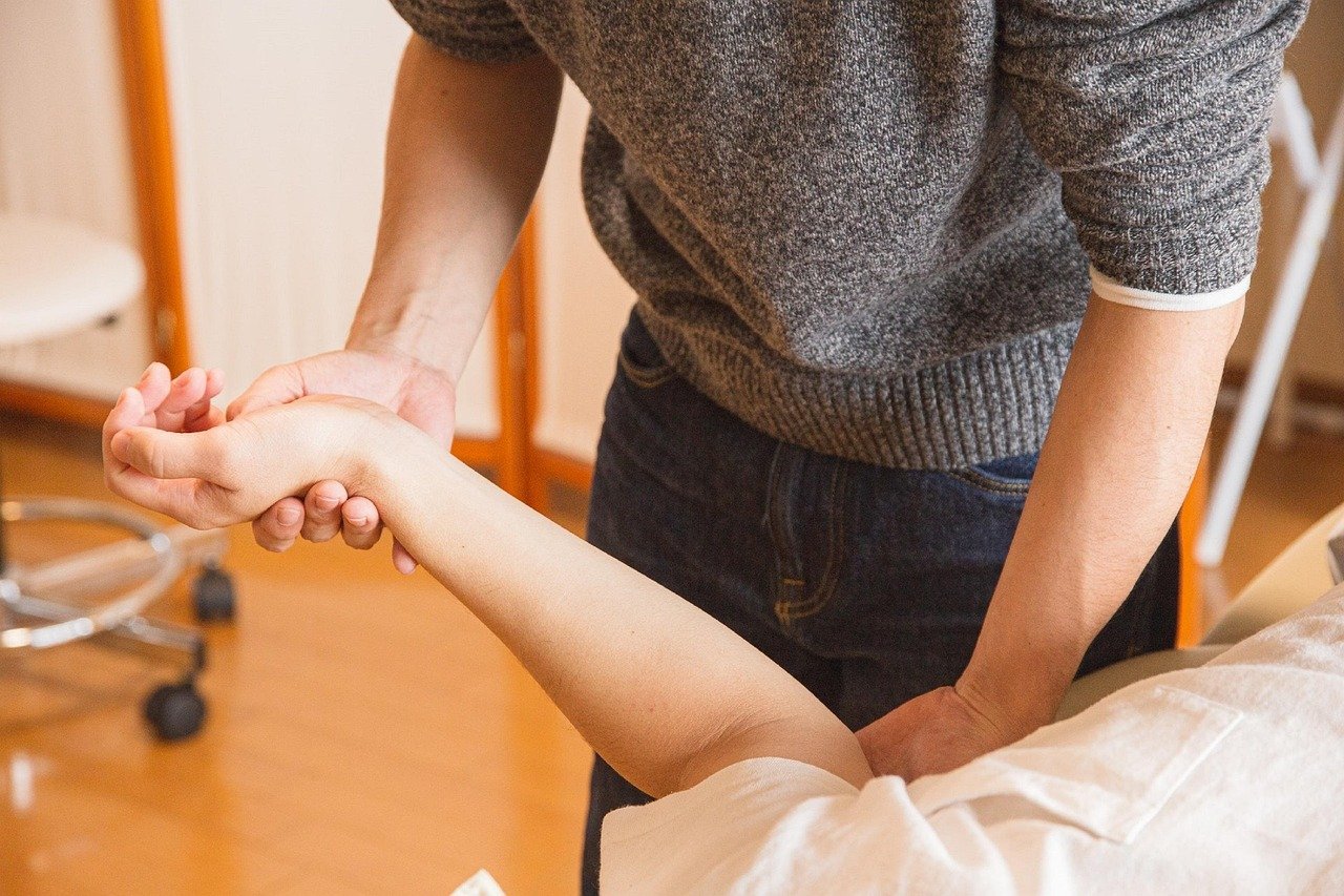 entdecken sie die heilende kraft der musiktherapie. erfahren sie, wie klänge und melodien das emotionales wohlbefinden fördern, stress reduzieren und kreative ausdrucksformen bieten können.