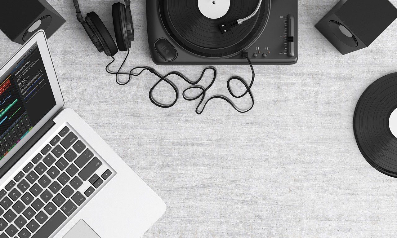 entdecken sie die faszinierende welt der schallplatten! tauchen sie ein in die zeitlose klänge von vinyl und erleben sie musik in ihrer ursprünglichsten form. stöbern sie in einer umfangreichen auswahl an illustrierten alben, klassiker und neuerscheinungen.