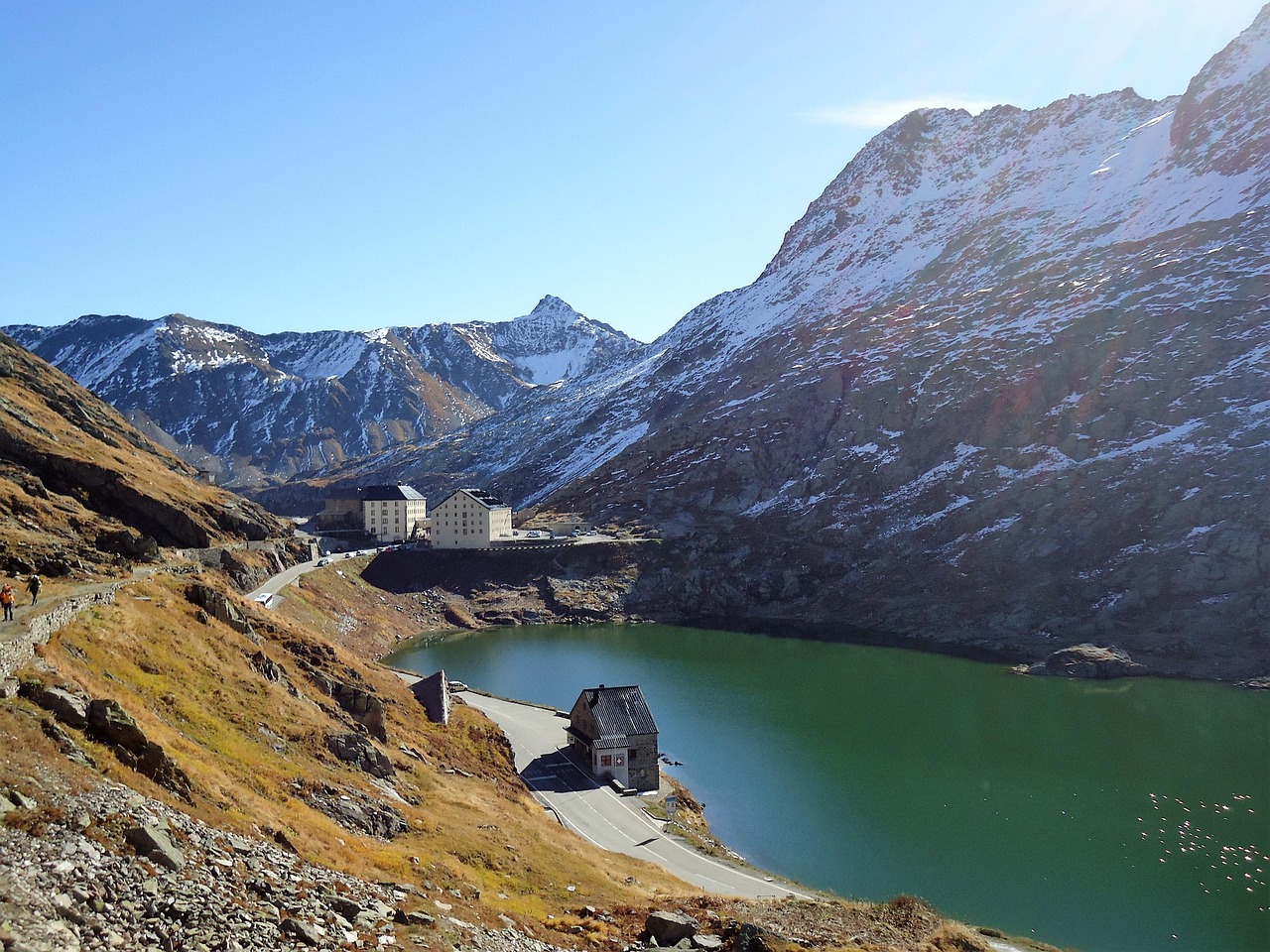 Grenzwanderung mit Bergpanorama am beeindruckenden Reschenpass