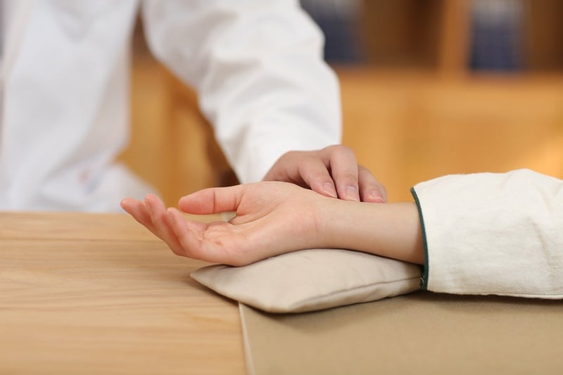 Wochenendseminare an der Heilpraktikerschule: Entdecken Sie die Welt der Naturheilkunde mit Bachblüten, Reiki, Fußreflexzonen und Wirbelsäulen-Basis-Ausgleich