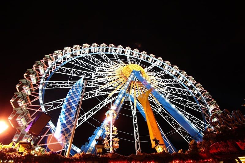 Kulinarische Köstlichkeiten und Getränkegenüsse auf dem Oktoberfest