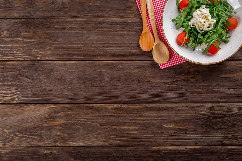 Wie man ein perfektes dinner für freunde vorbereitet