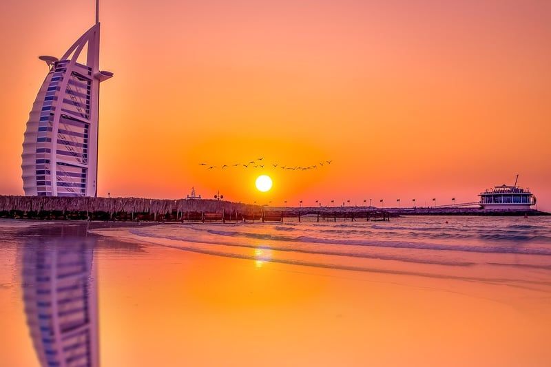 Dubai: Entdeckungsreise in die atemberaubende Wüstenlandschaft jenseits der funkelnden Skyline