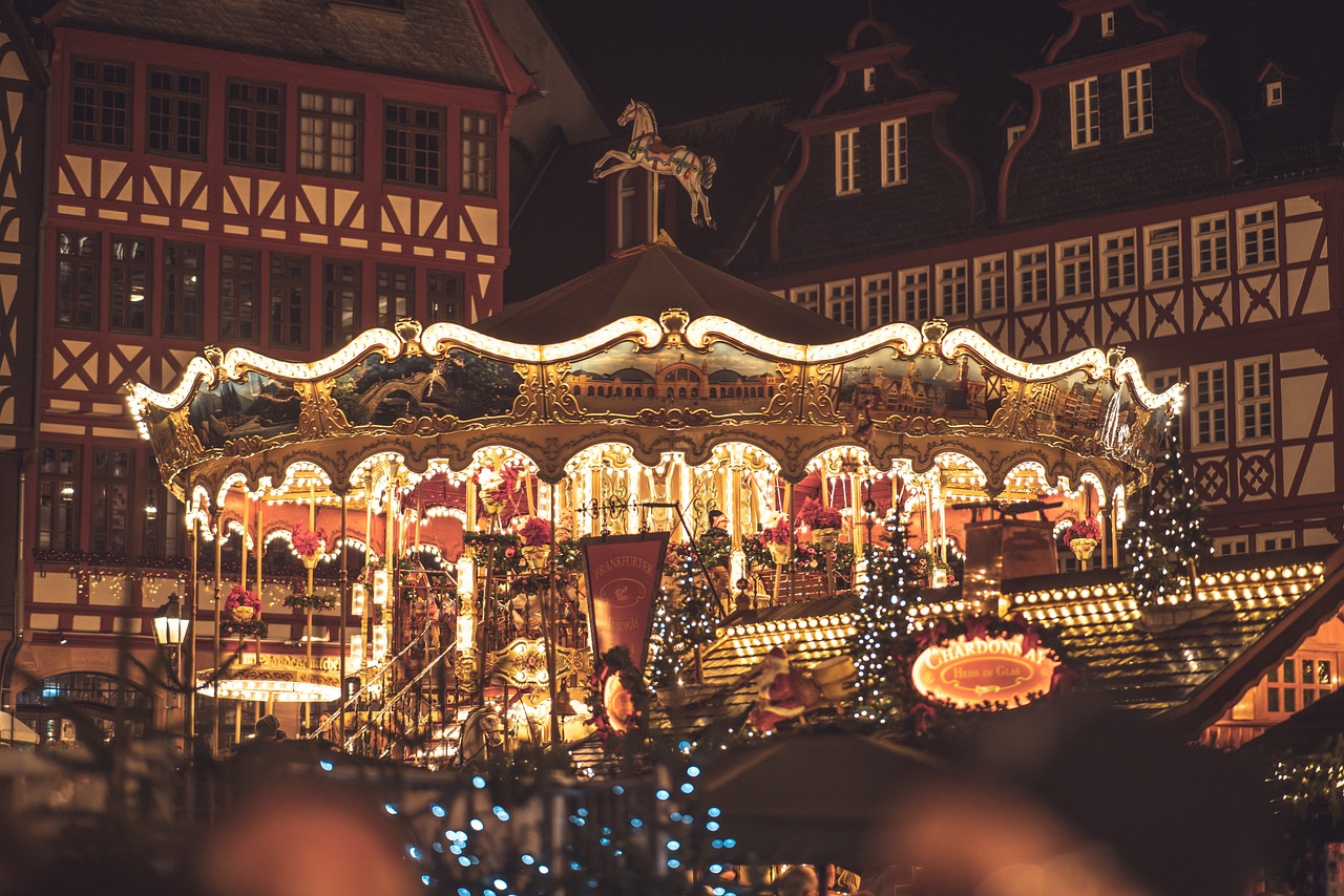 entdecken sie den zauberhaften weihnachtsmarkt, wo festliche lichter, handgefertigte geschenke und köstliche leckereien auf sie warten. genießen sie die warme atmosphäre und besorgen sie sich die perfekten geschenke für ihre lieben.