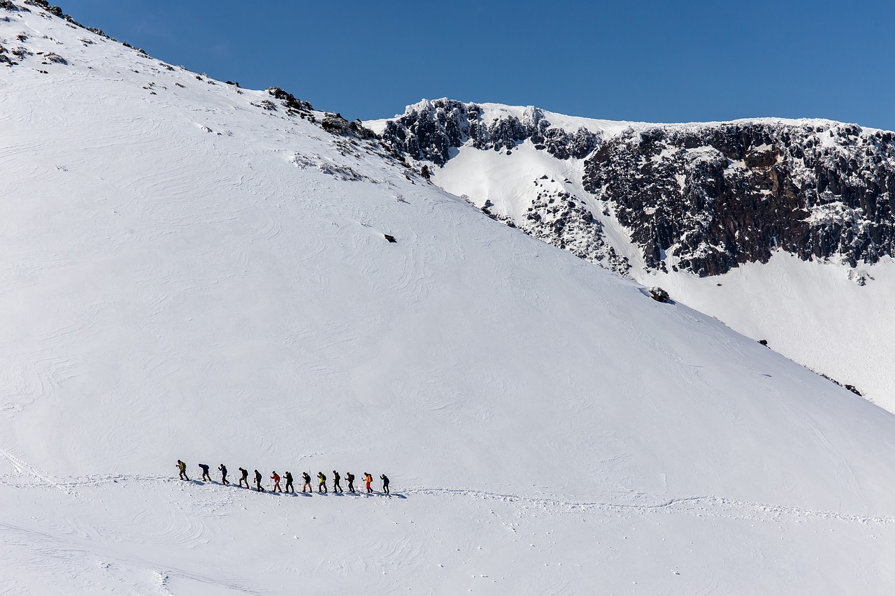 erleben sie die magie des winterwanderns! entdecken sie atemberaubende schneelandschaften und genießen sie die frische, klare luft bei unvergesslichen wanderungen durch die winterlichen berge.