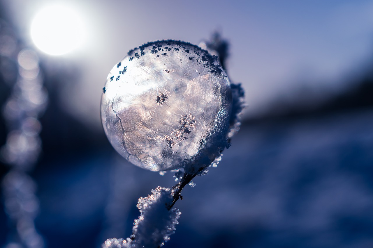 erleben sie die wintermagie mit funkelndem schnee, festlichen lichtern und zauberhaften winterlandschaften. tauchen sie ein in die atmosphäre der gemütlichen winterabende und entdecken sie, wie dieser besondere zauber die jahreszeit zum leben erweckt.