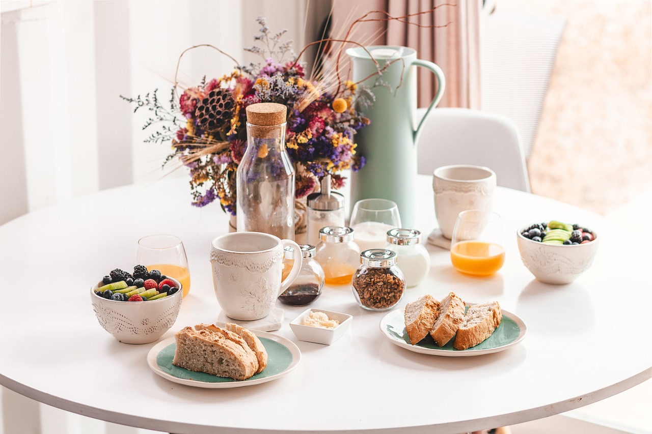 entdecken sie das authentische deutsche frühstück mit frischen brötchen, herzhaftem aufschnitt und duftendem kaffee. starten sie ihren tag mit traditionellen leckereien aus deutschland, die sowohl vitaminschubend als auch sättigend sind!