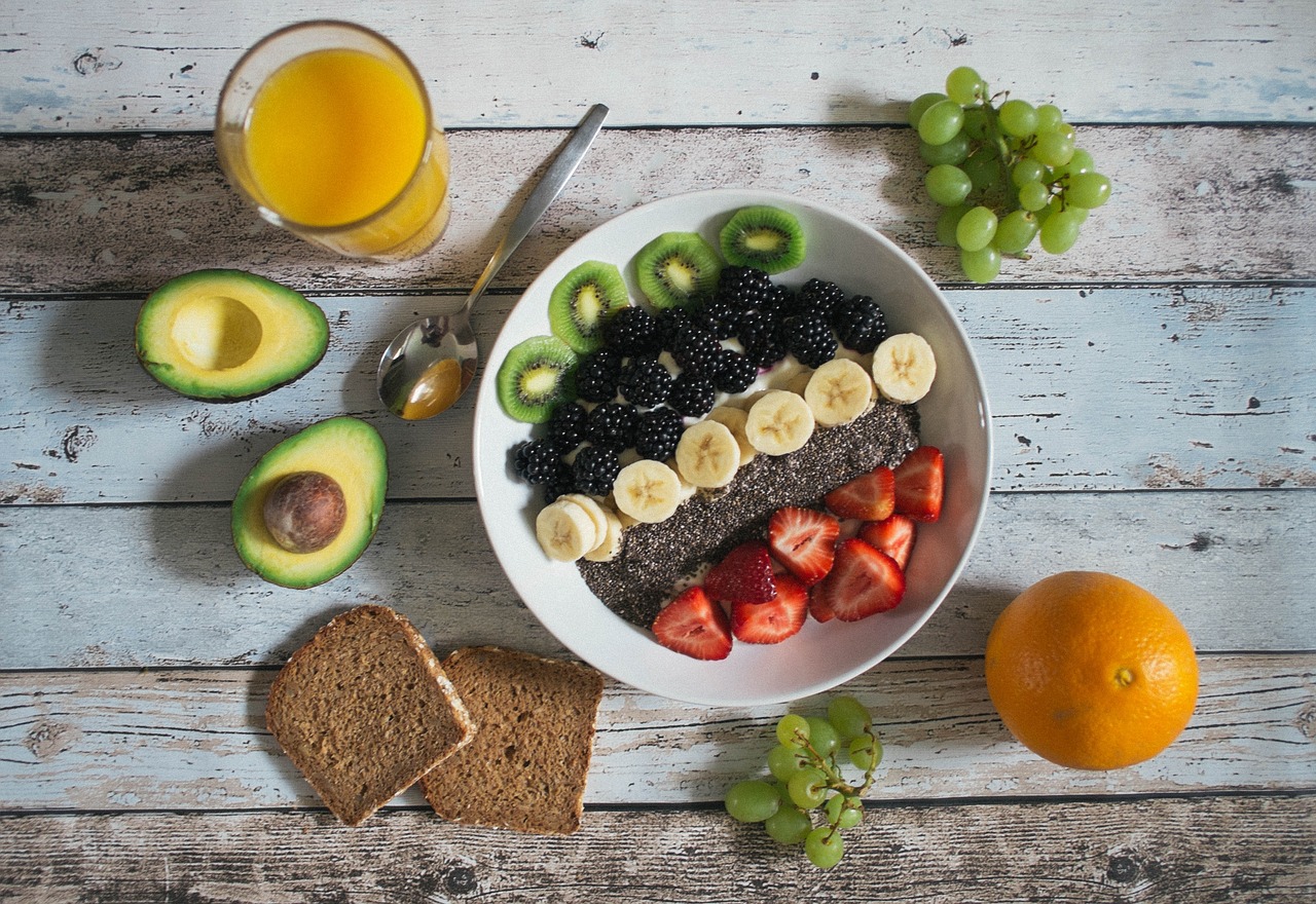 entdecken sie gesunde frühstücksideen, die energie für den tag bieten. von leckeren smoothie-bowls bis hin zu proteinreichen overnight oats – finden sie inspirierende rezepte für ein nahrhaftes und ausgewogenes frühstück!