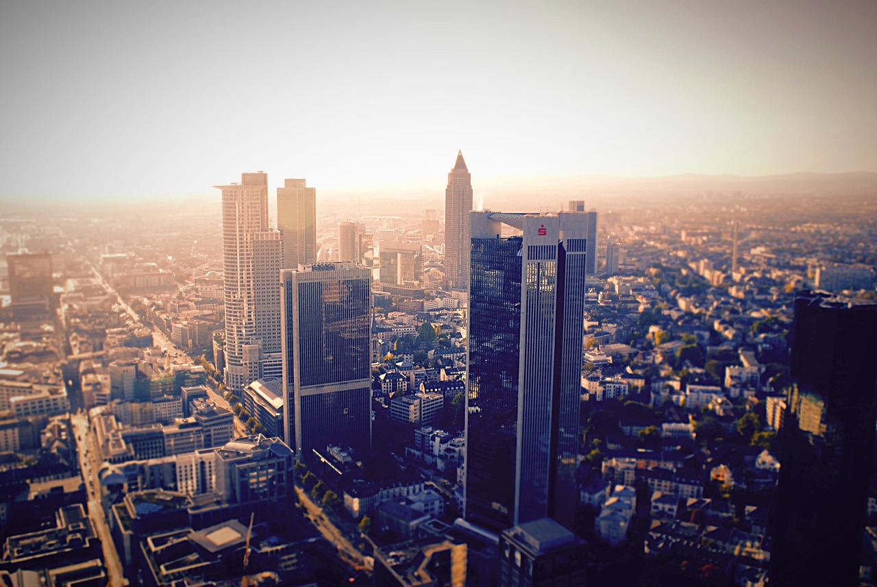 entdecken sie frankfurt: eine pulsierende stadt voller geschichte, kultur und moderner architektur. erleben sie die beeindruckende skyline, das vielfältige angebot an museen und die traditionelle frankfurter küche.