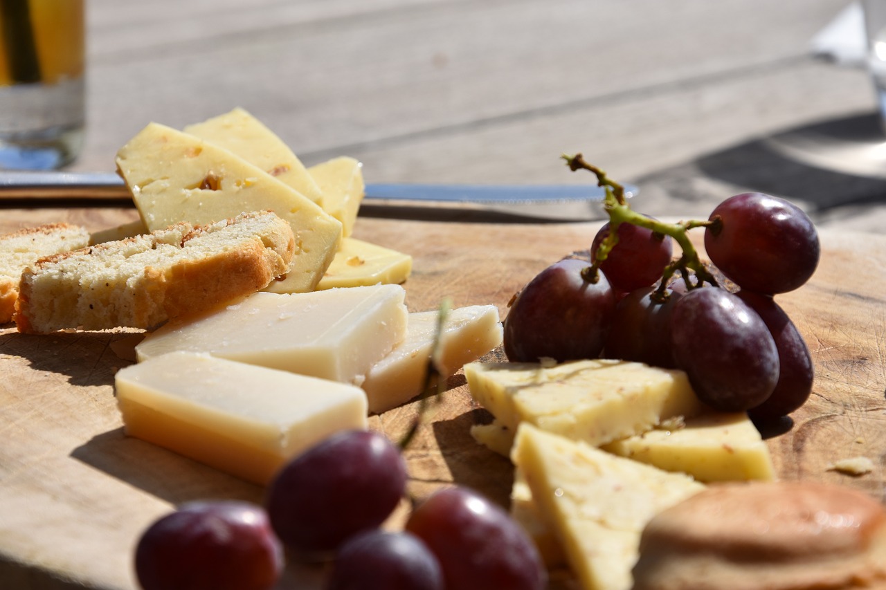 entdecken sie unsere exquisiten käseplatten, perfekt für jeden anlass. genießen sie eine vielfalt an aromatischen käsesorten, köstlichen beilagen und feinen weinen – ideal für feiern, dinnerpartys oder einfach nur zum schlemmen mit freunden.