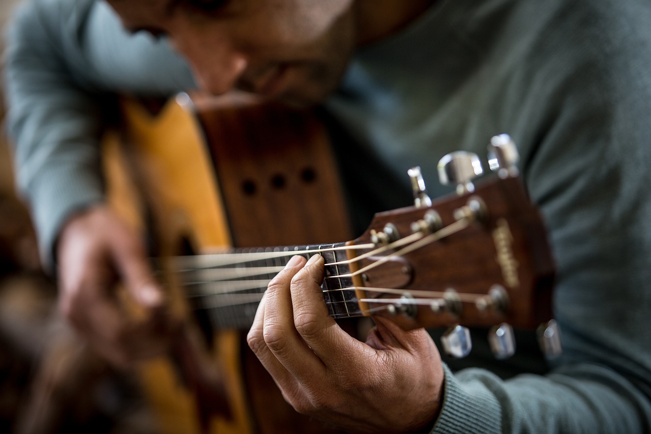 entdecken sie die faszinierende welt der gitarre! von anfängertipps über akkorde bis hin zu fortgeschrittenen techniken – alles, was sie wissen müssen, um das spiel zu meistern und ihre musikalische kreativität zu entfalten.