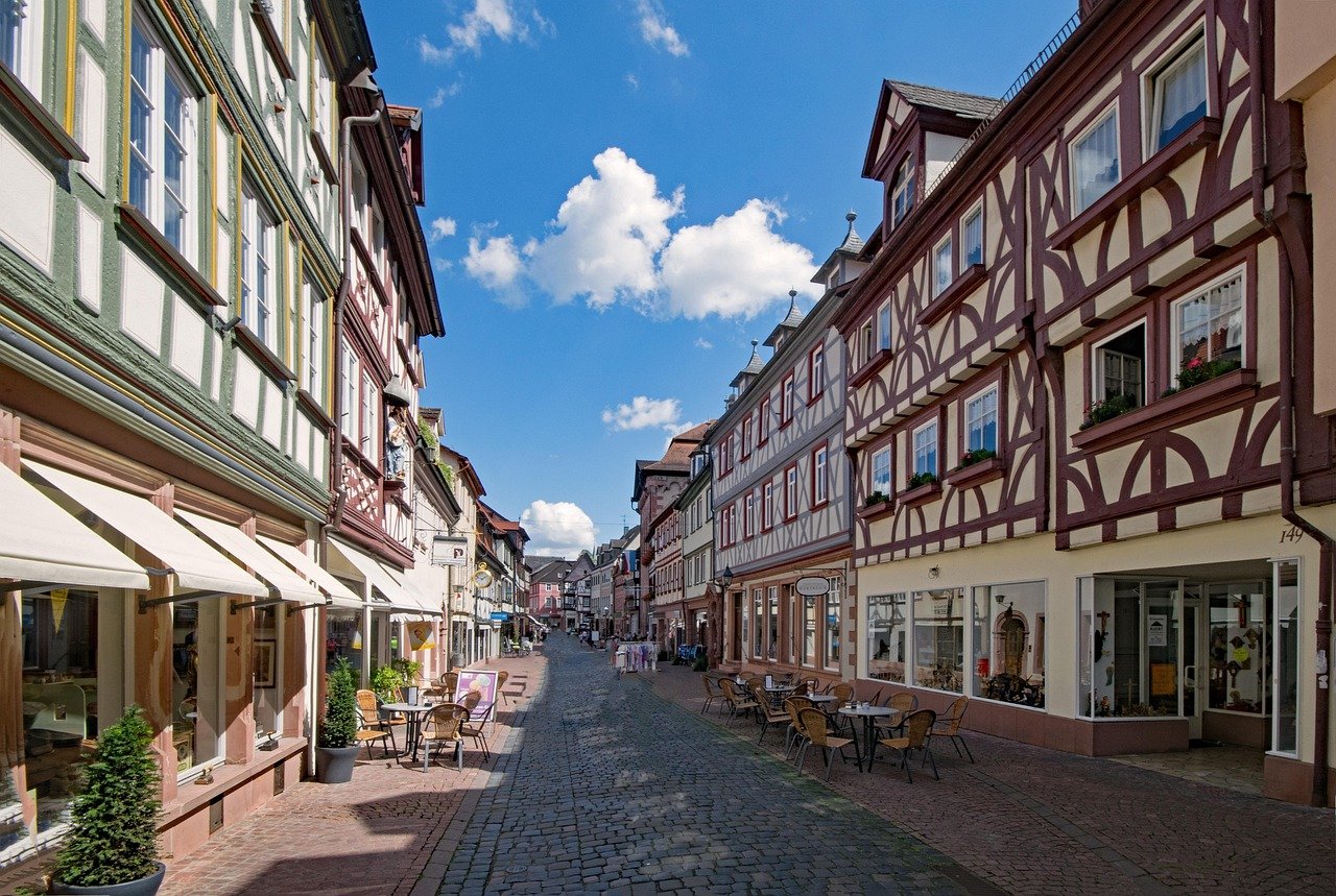 entdecken sie die charmante stadt miltenberg am main, bekannt für ihre malerische altstadt, die gut erhaltenen mittelalterlichen gebäude und die beeindruckende natur der umgebung. genießen sie regionale spezialitäten und die herzliche gastfreundschaft in dieser historischen stadt.