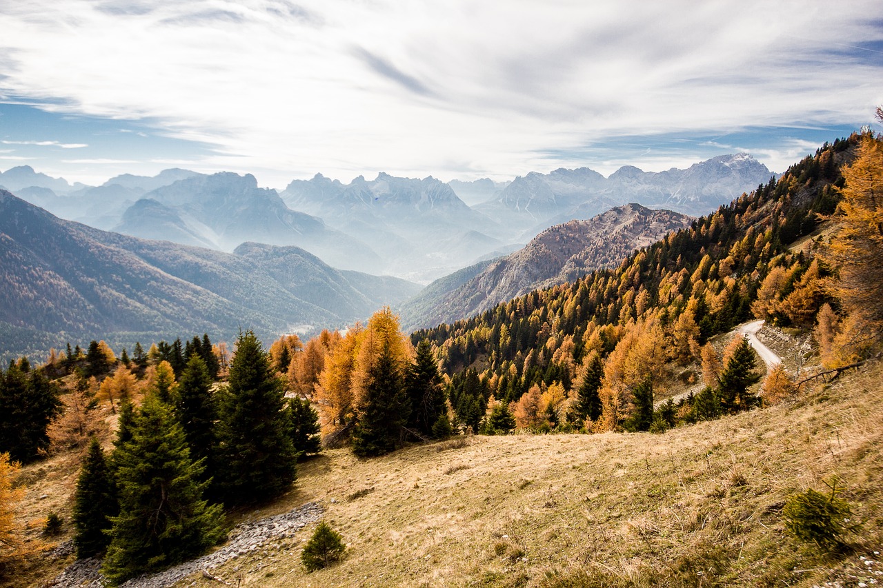 entdecken sie die atemberaubenden dolomiten, ein unesco-weltkulturerbe, bekannt für ihre majestätischen gipfel, atemberaubenden landschaften und vielfältigen freizeitmöglichkeiten inmitten der natur. ideal für wanderer, skifahrer und naturliebhaber.