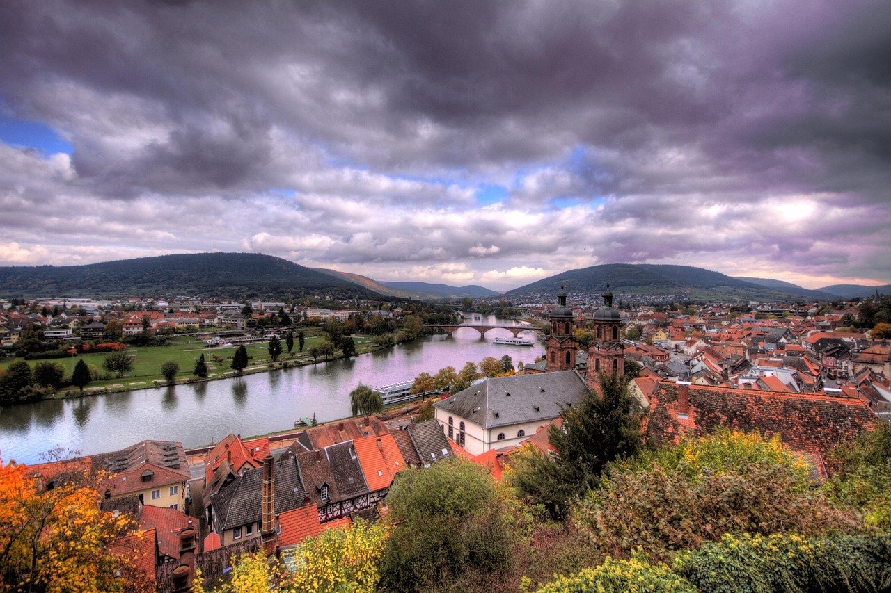 entdecken sie miltenberg, eine charmante stadt am main mit malerischen fachwerkhäusern, einer reichen geschichte und zahlreichen freizeitmöglichkeiten. ideal für einen unvergesslichen aufenthalt!
