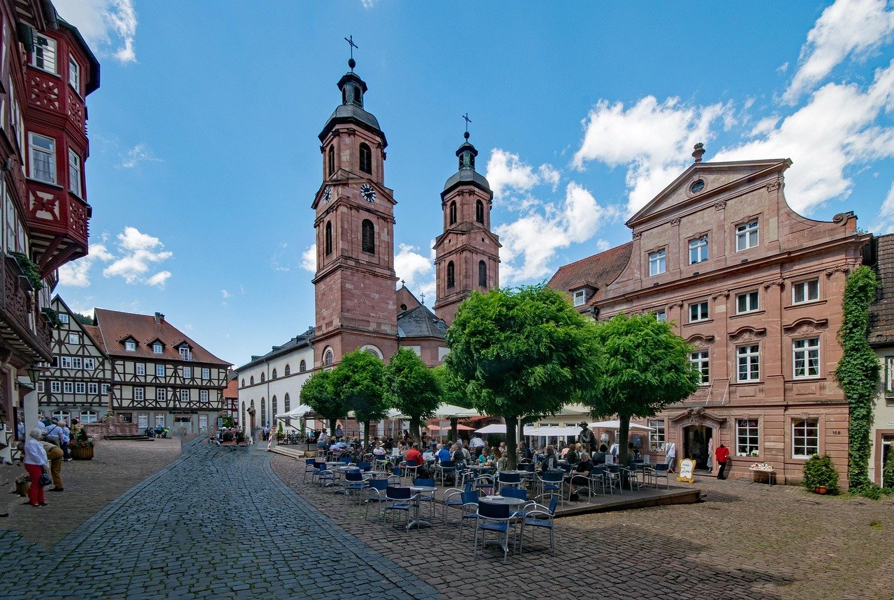 entdecken sie miltenberg, eine charmante stadt am main, bekannt für ihre gut erhaltene altstadt, historische fachwerkhäuser und malerische landschaften. ideal für einen unvergesslichen aufenthalt in bayern!