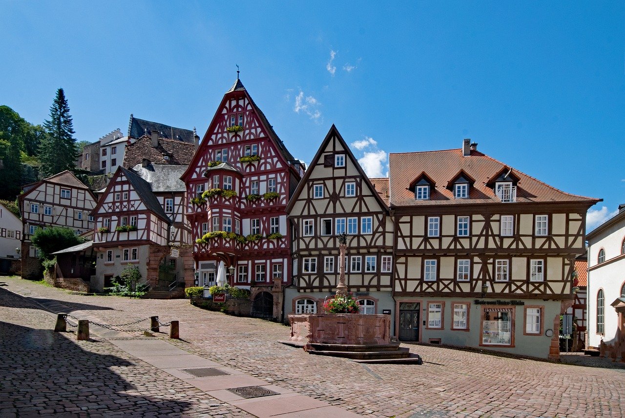 entdecken sie die charmante stadt miltenberg am main mit ihrer gut erhaltenen altstadt, historischen fachwerkhäusern und einer atemberaubenden landschaft. genießen sie kultur, gastronomie und natur in dieser idyllischen region bayerns.