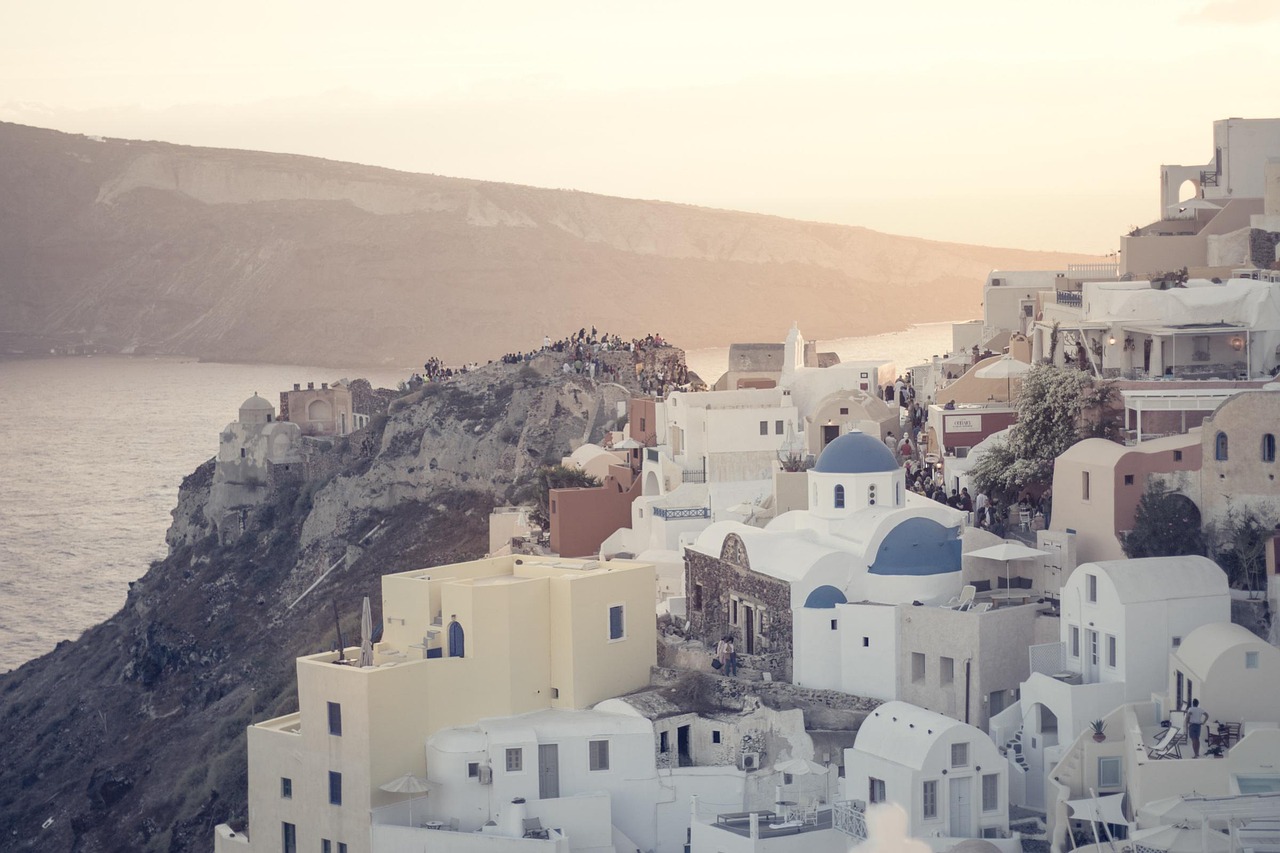 entdecken sie die atemberaubende schönheit von santorini, einer malerischen griechischen insel mit weiß getünchten häusern, atemberaubenden sonnenuntergängen und herrlichen stränden. genießen sie die lokale küche, erkunden sie die antiken ruinen und lassen sie sich von der einzigartigen atmosphäre verzaubern.