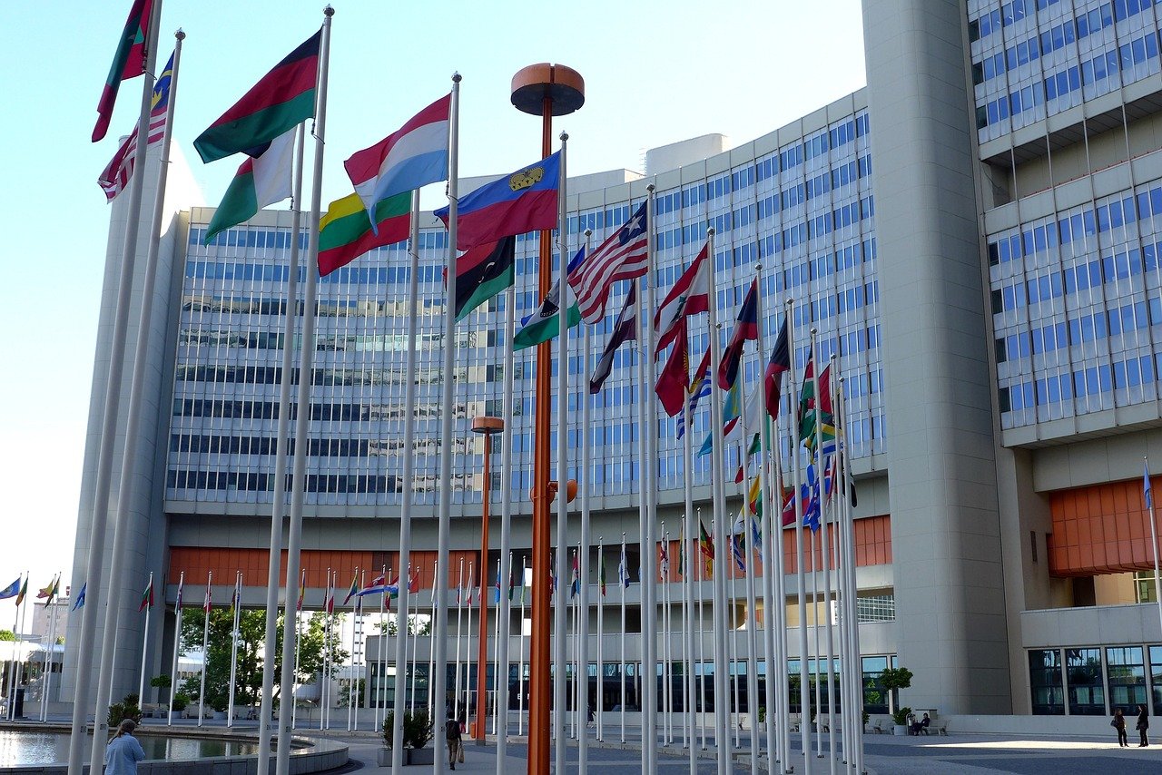 entdecken sie die rolle der vereinten nationen in der globalen diplomatie, der friedenssicherung und der internationalen zusammenarbeit. erfahren sie mehr über ihre ziele, mitgliedstaaten und wichtige missionen.