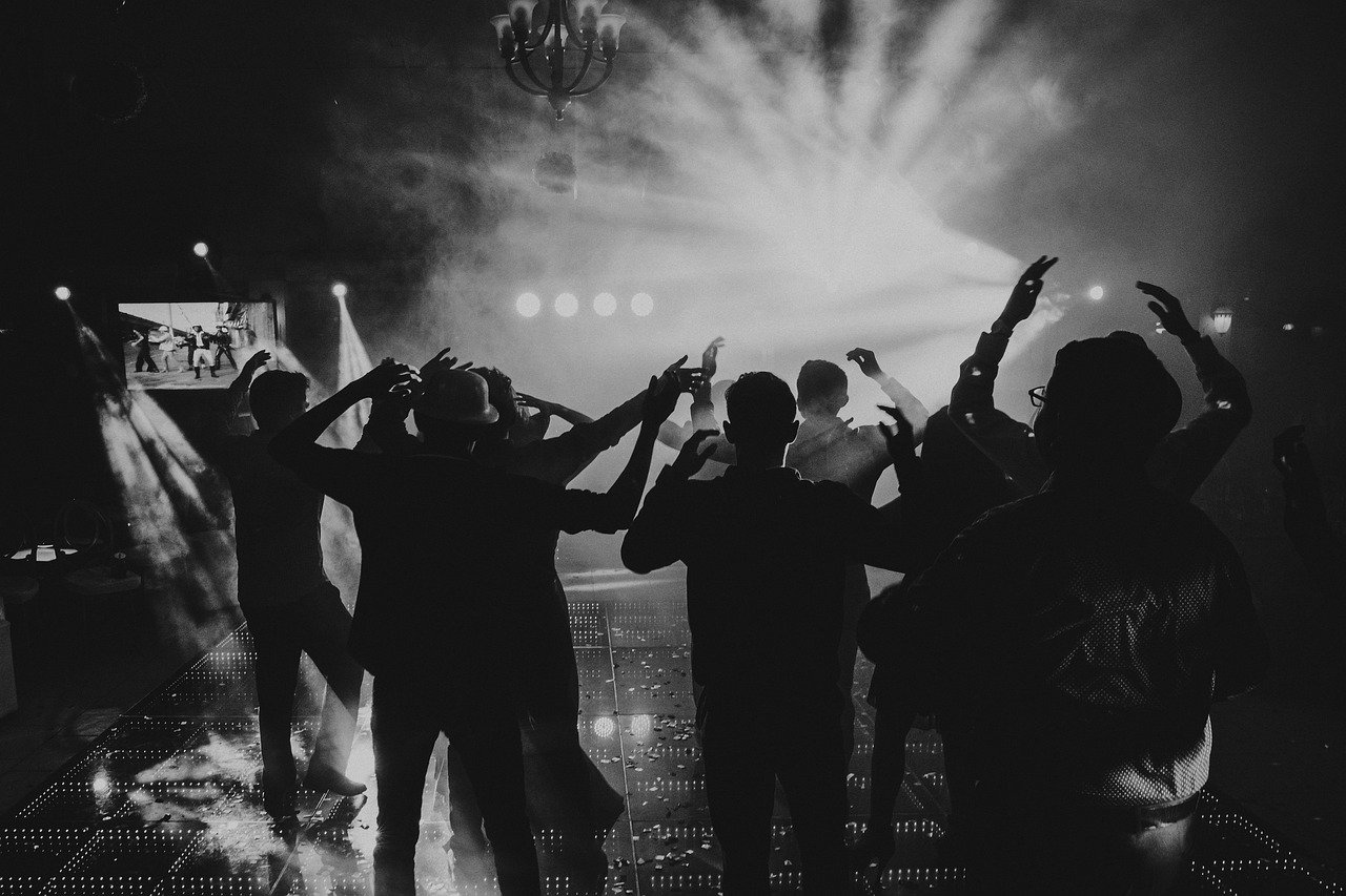 erleben sie das pulsierende nachtleben auf mallorca mit unvergesslichen partys, lebhaften clubs und entspannenden stränden. entdecken sie die besten hotspots für unvergessliche nächte auf der sonneninsel!