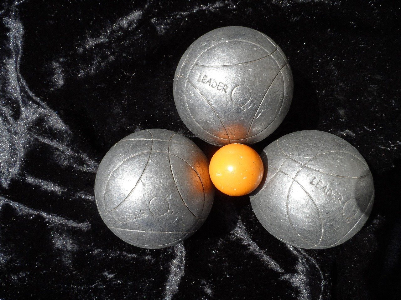 entdecken sie die vielseitigen anwendungsmöglichkeiten von boules – ein spannendes spiel, das in geselliger runde freude und spaß bringt. tauchen sie ein in die welt der boules und verbessern sie ihre wurftechnik!