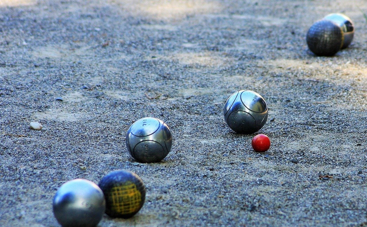 entdecken sie die faszinierende welt der boules – ein spiel voller strategie und geselligkeit. perfekt für freizeitspaß im freien oder kompetitive turniere. erfahren sie alles über die verschiedenen boule-varianten und verbessern sie ihr spiel mit unseren tipps!