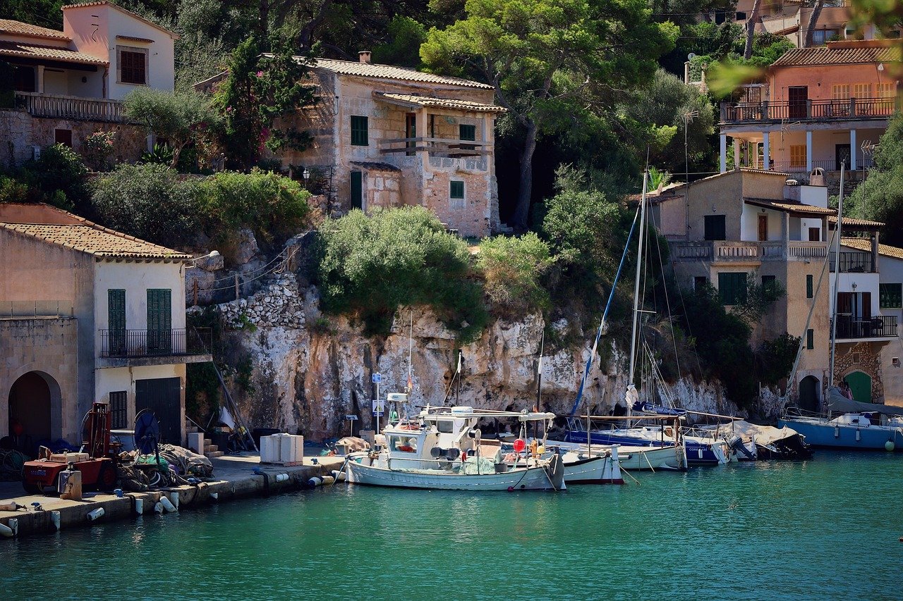 erleben sie die besten partys auf mallorca! entdecken sie das pulsierende nachtleben, aufregende veranstaltungen und die angesagtesten clubs der insel. feiern sie bis zum morgengrauen in einer der schönsten urlaubsziele europas!