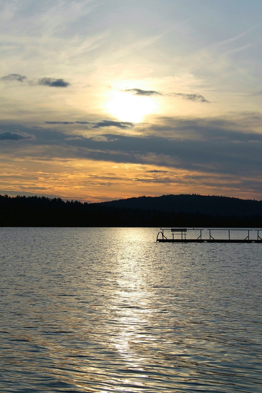 Genussvolle Mittsommerfeste in Schweden: R&auml;ucherlachs und Aquavit im Mittelpunkt
