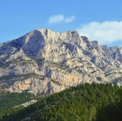 entdecken sie die schönheit der provence: eine malerische region in südfrankreich, bekannt für ihre duftenden lavendelfelder, historischen dörfer und köstliche gastronomie. erleben sie unvergessliche ausblicke, kulturelle schätze und die entspannende atmosphäre dieser traumhaften landschaft.