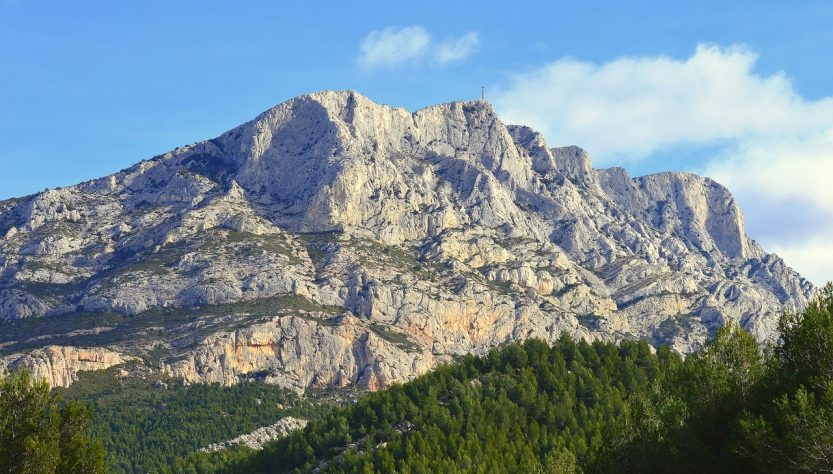 entdecken sie die schönheit der provence: eine malerische region in südfrankreich, bekannt für ihre duftenden lavendelfelder, historischen dörfer und köstliche gastronomie. erleben sie unvergessliche ausblicke, kulturelle schätze und die entspannende atmosphäre dieser traumhaften landschaft.