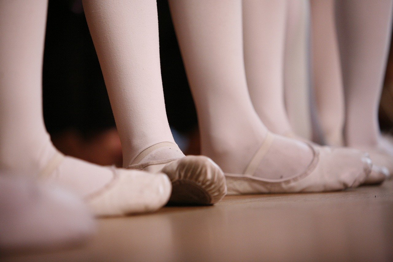 entdecken sie die faszinierende welt des tanzes! von klassischem ballett bis zu modernen dance-styles, hier finden sie inspiration, anleitungen und tipps für jeden tänzer. tauchen sie ein in die rhythmische kunst des tanzens und lassen sie sich von der musik und bewegung mitreißen.