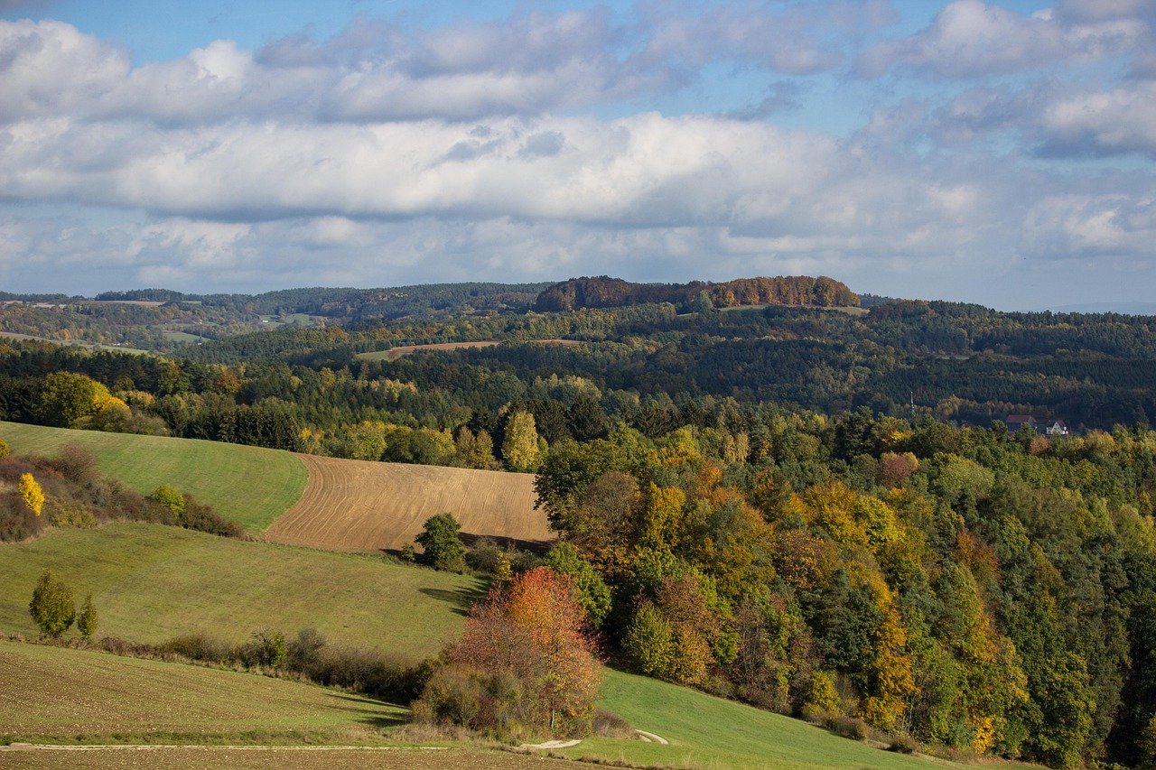 entdecken sie die faszinierende region franken mit ihrer reichen kultur, atemberaubenden landschaften und traditionellen weinen. ideal für reisende, die die deutsche gemütlichkeit und köstliche lokale spezialitäten erleben möchten.