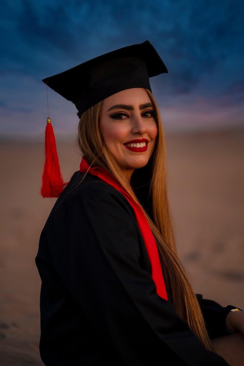 erleben sie den höhepunkt akademischer leistungen mit unserer graduierungsfeier. feiern sie ihren erfolg und den abschluss ihrer studienzeit in einer unvergesslichen zeremonie, voller stolz und freude.