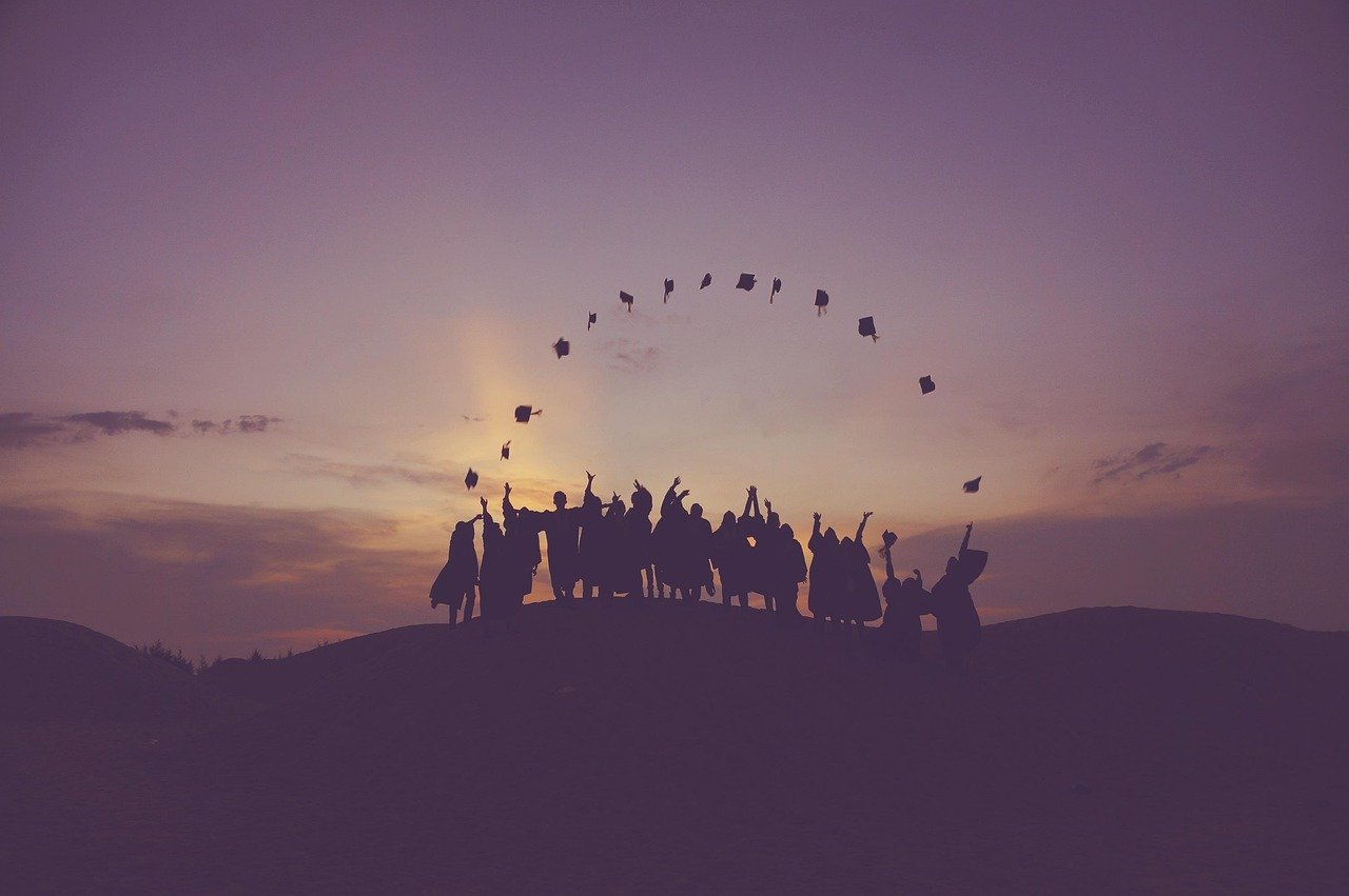 erleben sie den besonderen moment ihrergraduierung! feiern sie ihre erfolge und die zukunft, die vor ihnen liegt. begleiten sie uns bei diesem bedeutenden anlass voller hoffnung und möglichkeiten.
