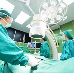 entdecken sie die vorteile der robotergestützten chirurgie: präzise operationstechniken, minimal invasive eingriffe und schnellere genesungszeiten. erfahren sie, wie moderne robotik die medizinische landschaft revolutioniert.