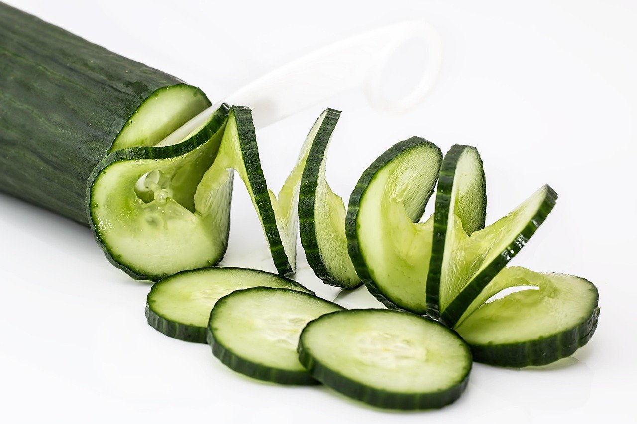 entdecken sie erfrischende lebensmittel, die ihren gaumen verwöhnen! von knackigem gemüse bis hin zu spritzigen früchten – lassen sie sich von gesunden, köstlichen und erfrischenden rezepten inspirieren, die ideal für warme tage sind.