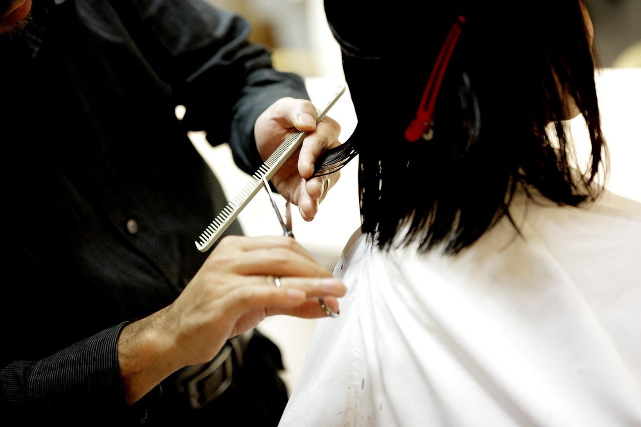genießen sie einen entspannenden haarschnitt, der nicht nur ihr aussehen verwandelt, sondern auch für innere ruhe und wohlbefinden sorgt. besuchen sie uns für eine revitalisierende haarpflege-erfahrung.