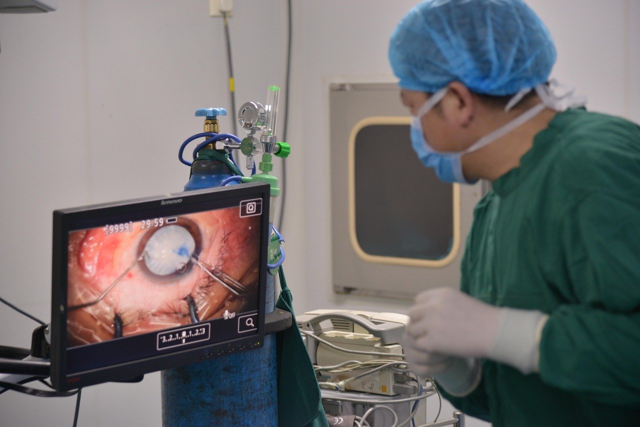 entdecken sie die zukunft der medizin mit der roboterassistierten chirurgie. minimale eingriffe, schnellere genesung und präzise ergebnisse – erleben sie, wie moderne technologie die patientenversorgung revolutioniert.