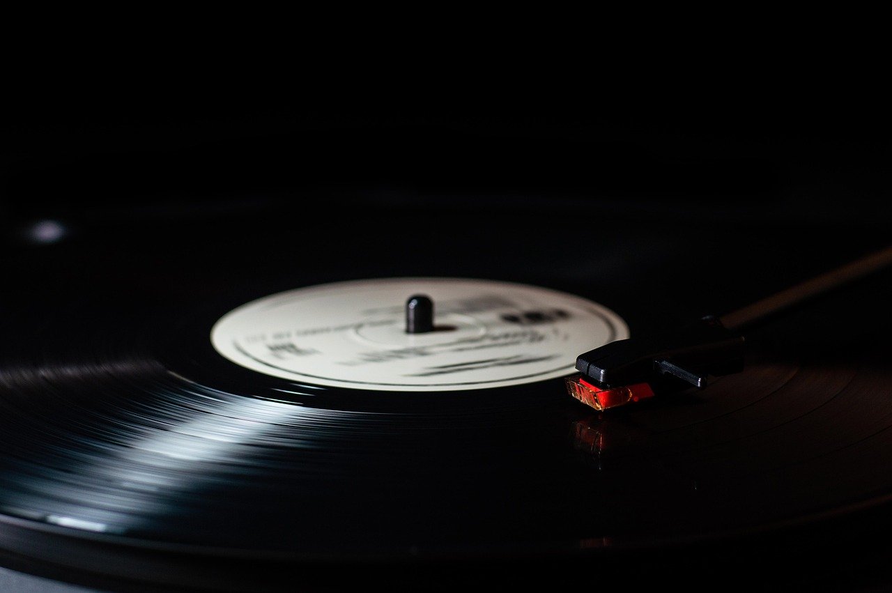 entdecken sie die faszinierende welt der schallplatten! tauchen sie ein in den warmen klang von vinyl, sammeln sie ihre lieblingsalben und erleben sie die nostalgie vergangener zeiten. perfekt für musikliebhaber und sammler!